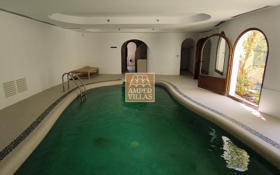 Fantastisk villa med stor tomt, med privatliv og utsikt over havet.